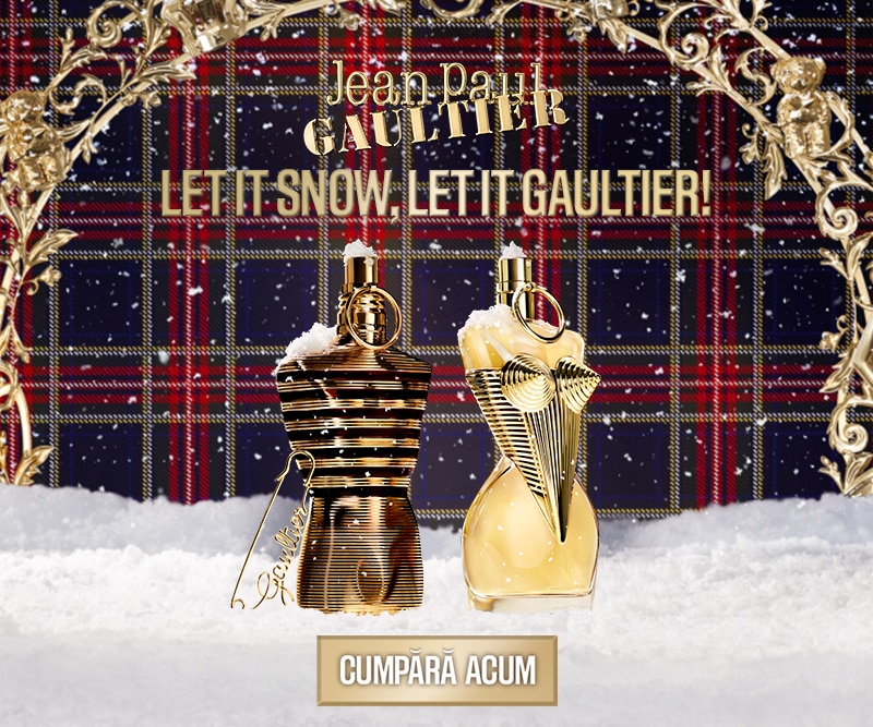 „Parfumuri Jean Paul Gaultier în ediție de iarnă – sticle aurii elegante pe fundal festiv cu zăpadă. Cumpără acum online.